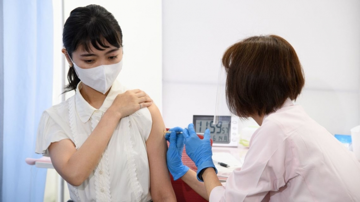 有些女孩不敢看針頭