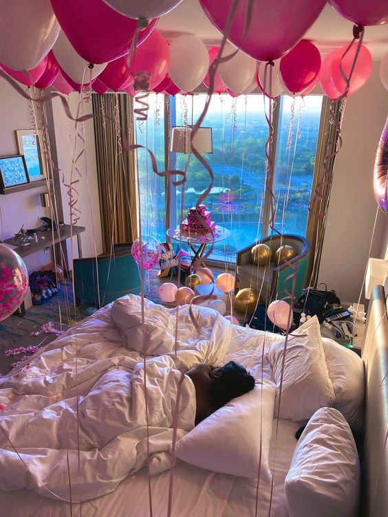 大部分網友都覺得床邊擺滿白玫瑰的景象有點怪怪的，甚至很像是靈堂的佈置