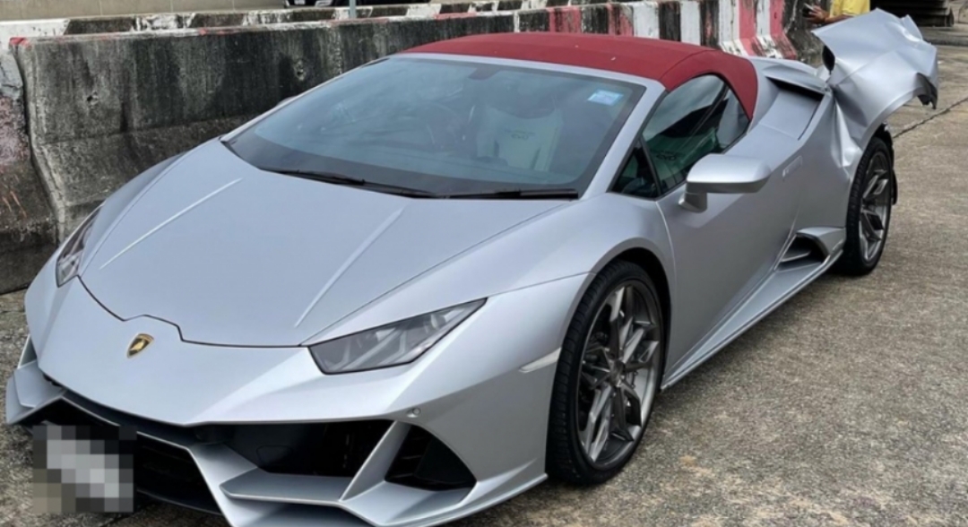 名貴車慘被撞壞