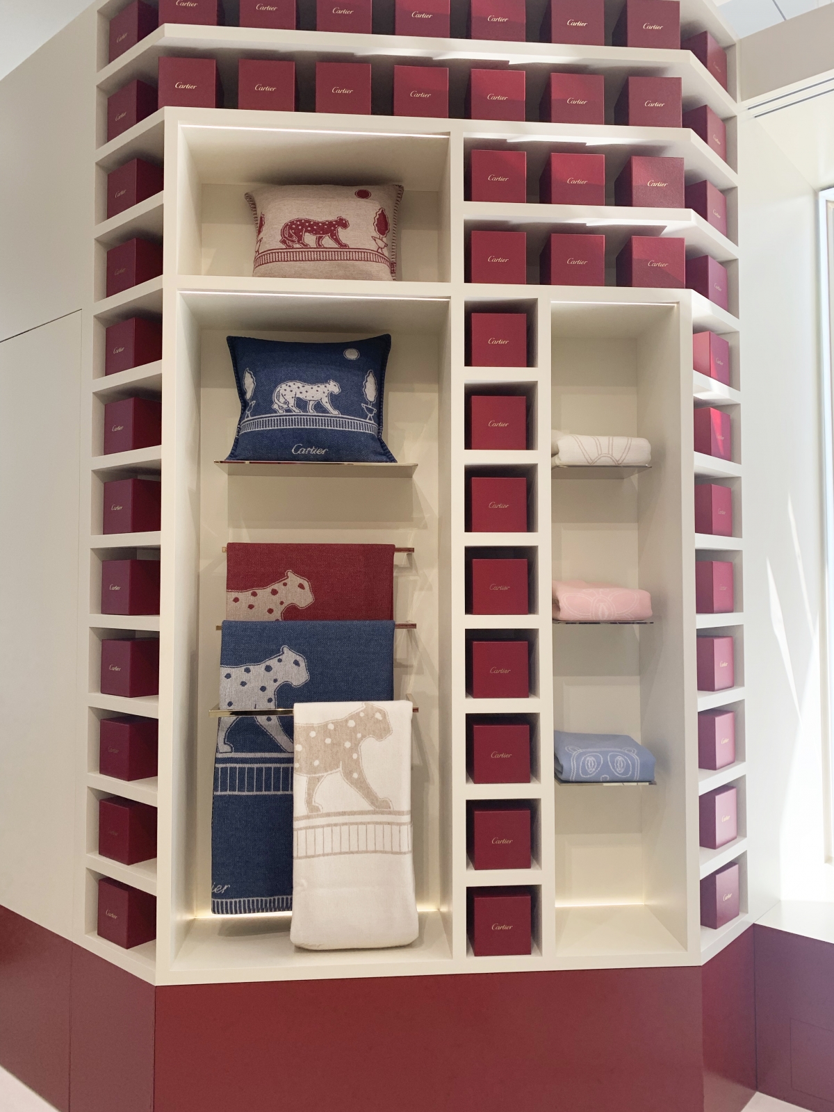 Cartier美洲豹系列抱枕、毛毯