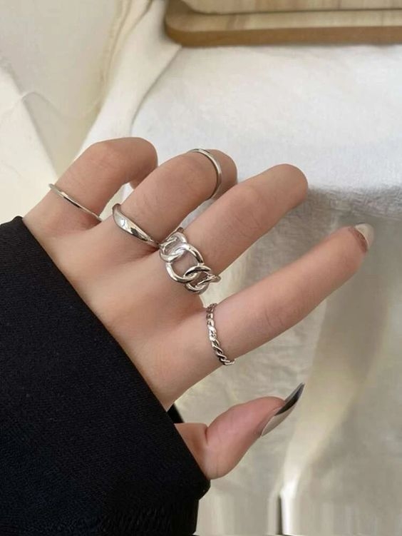 小拇指戒指戴法