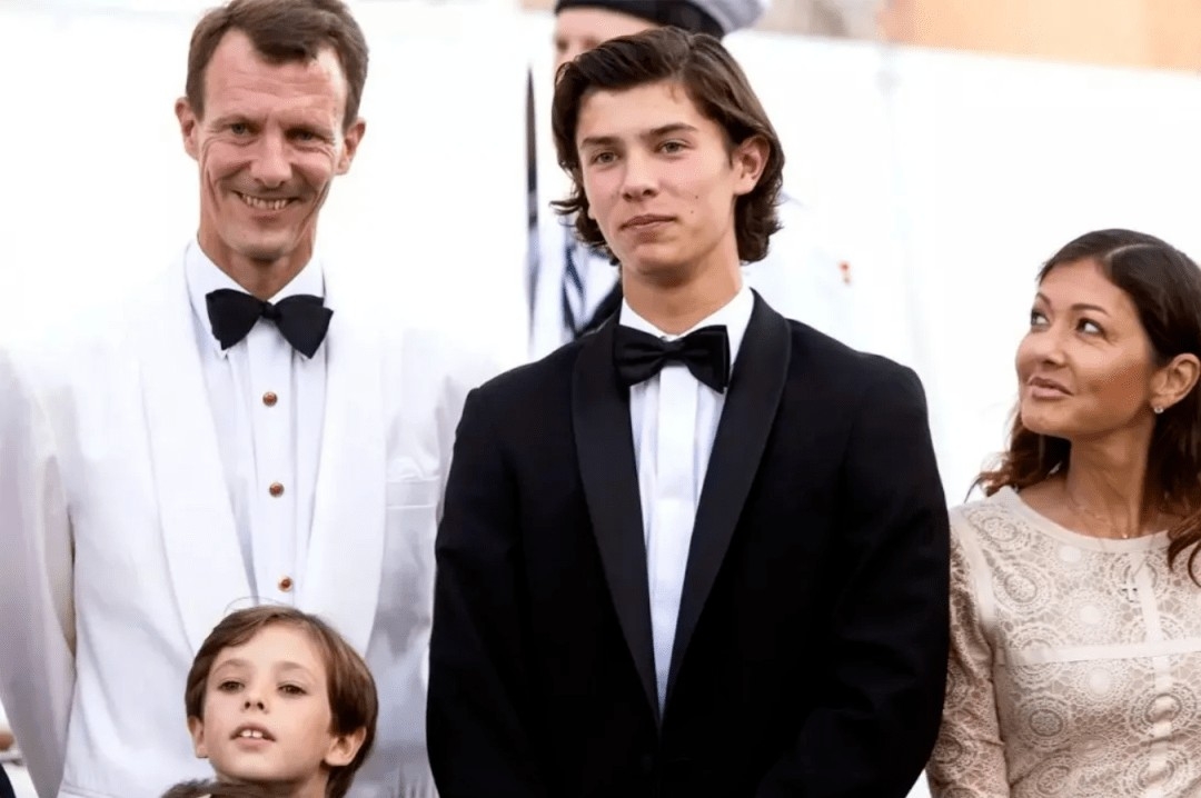 尼古拉王子長大成人與父母合照