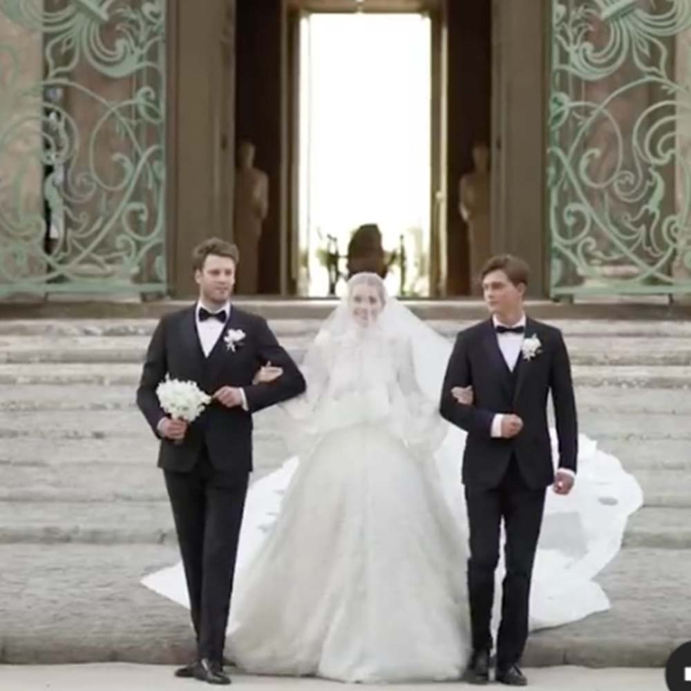 路易斯史賓賽（左）參加大姐凱蒂的婚禮