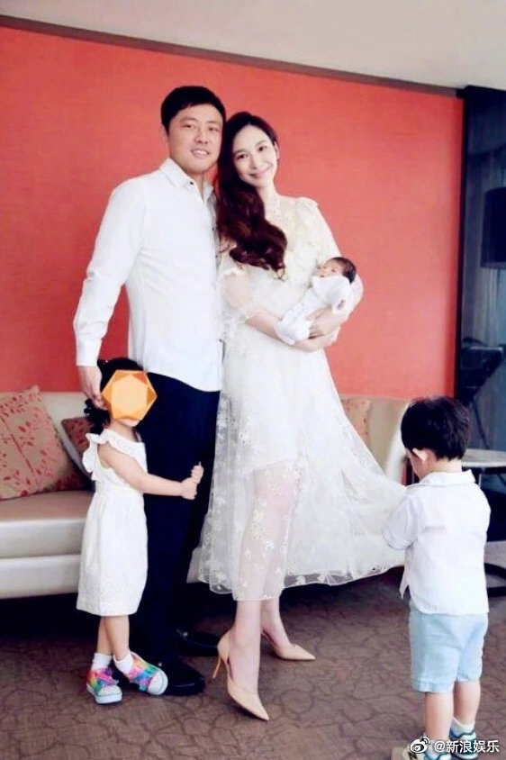 吳佩慈和香港CEO紀曉波「訂婚多年」共誕下了4個孩子。