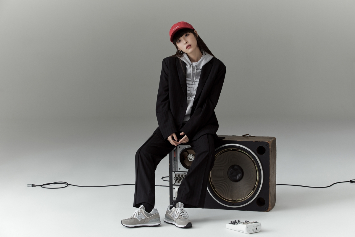 IU 穿New Balance的帽T