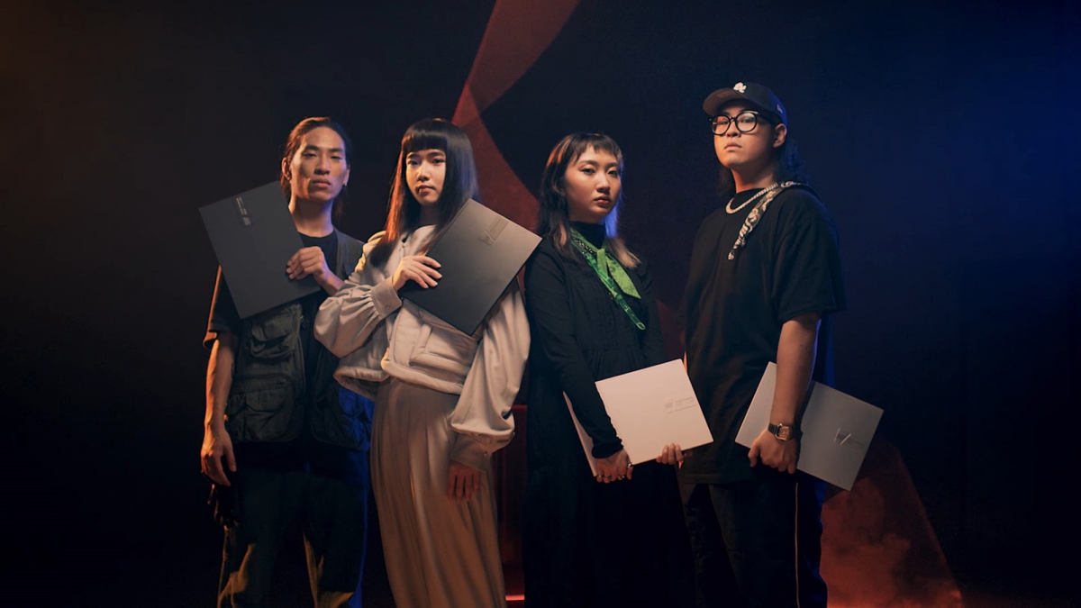 持修以「社長大人」之姿率領三位年輕創作者激盪無限創意,從音樂創作、服裝造型、燈光設計到平面攝影,合力完成品牌MV。