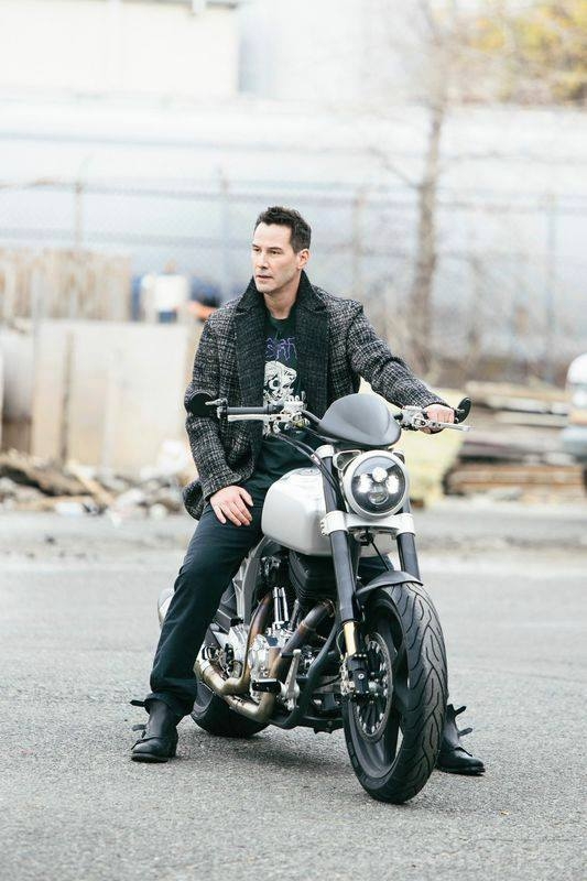 曾和基努李維合作過的一位特技演員則是強調「沒遇過比他更好的人」。