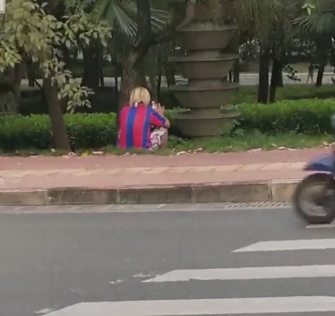 蒙俊源如今落寞在路邊開直播