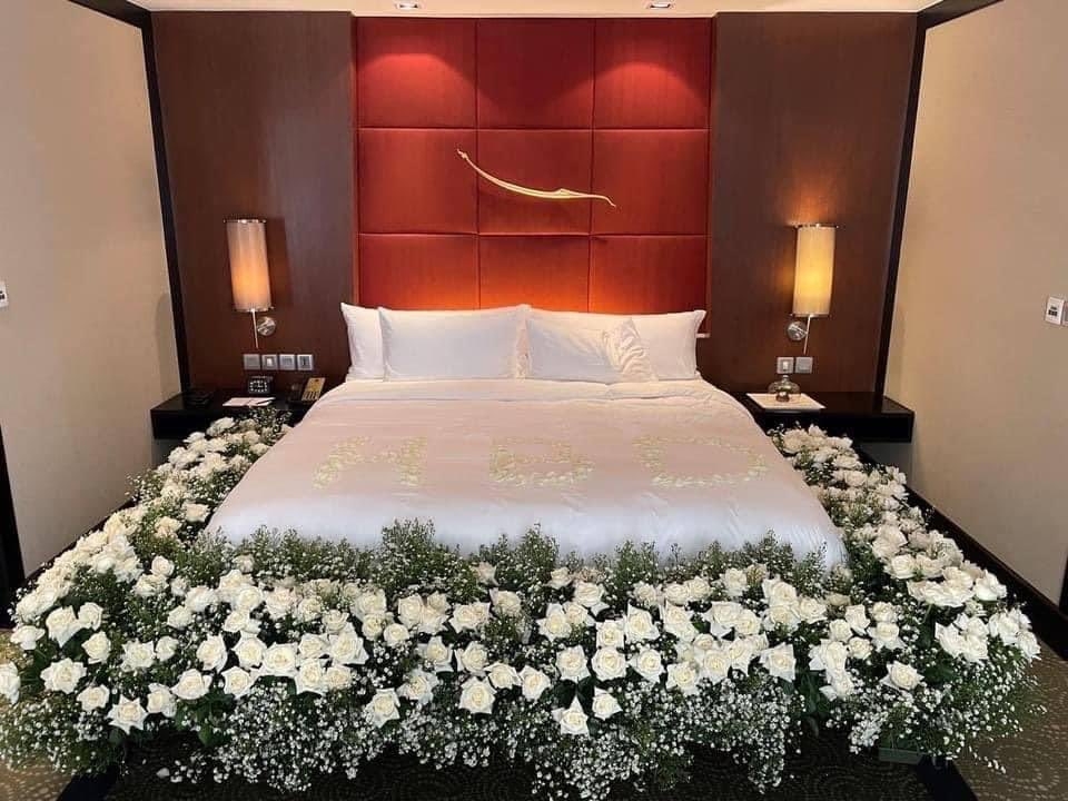 一名網友分享了男友為自己慶祝生日的飯店房間佈置