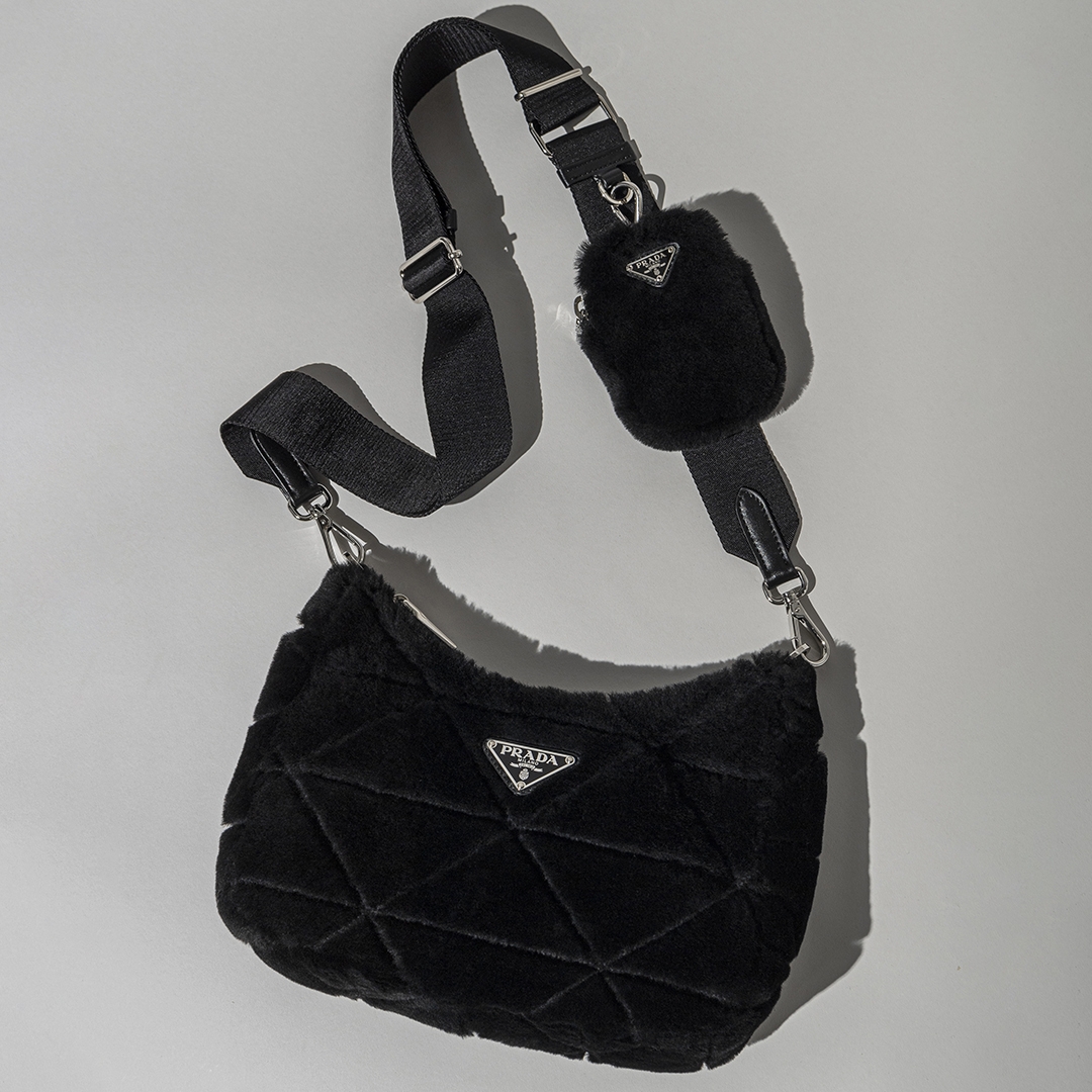 【獨家】PRADA 羔羊毛手提肩背包 $74,000 (1)