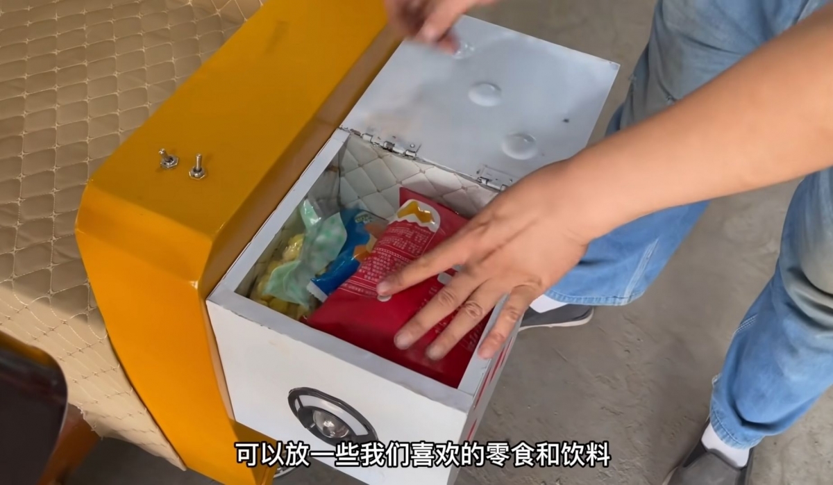 旁邊的兩個骰子造型是小型儲物箱,可以放打麻將必備的零食跟飲料