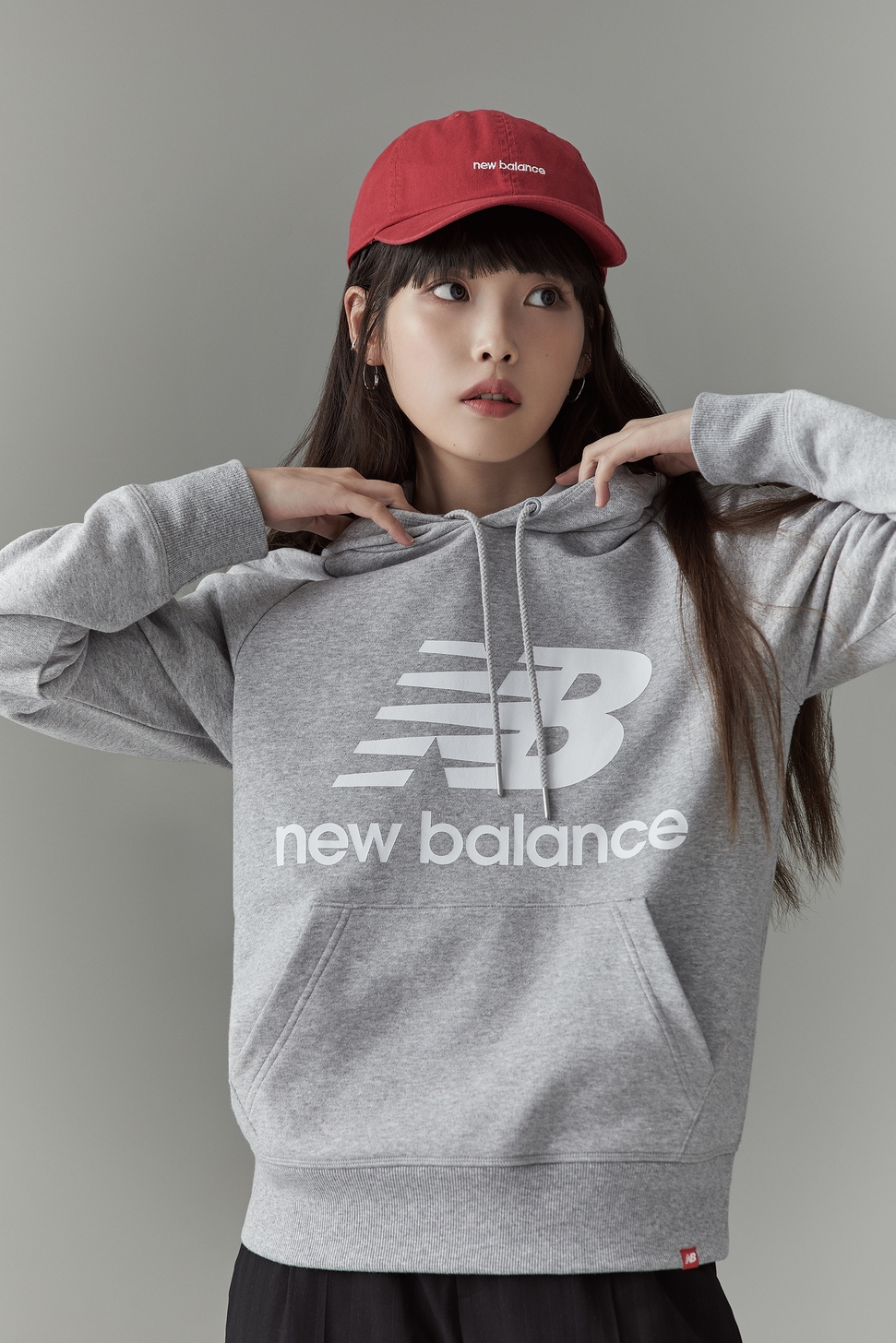 IU 穿New Balance的帽T