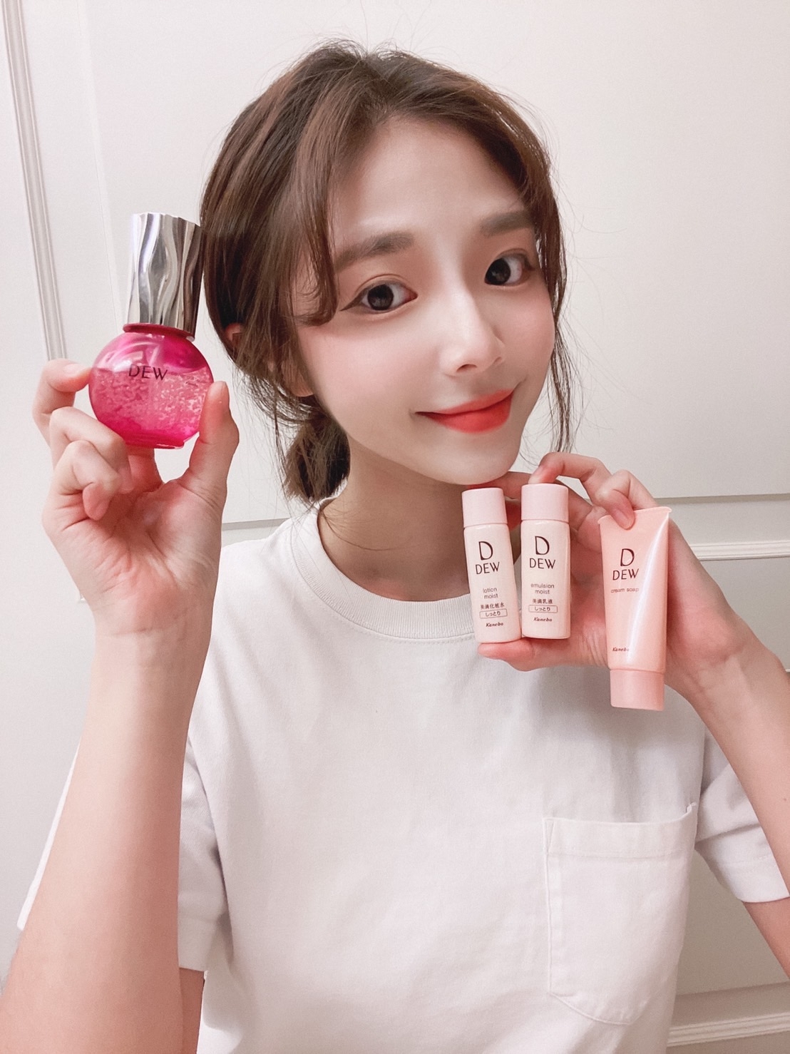 「粉紅小炸彈」DEW前導玻尿酸美容液晶露,少女心爆棚的高顏值外型,可以看見大量的玻尿酸晶球!