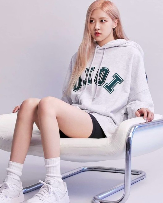 BLACKPINK Rose穿韓國品牌5252byoioi帽T