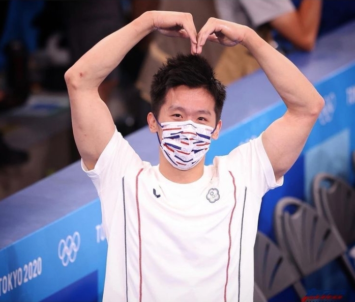 李智凱比出大愛心手勢