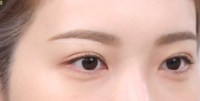 拱型眉強調畫出明確的眉峰
