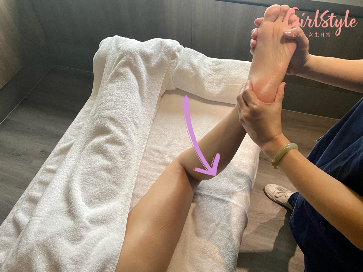 手抓著腳踝處旋轉活絡筋骨