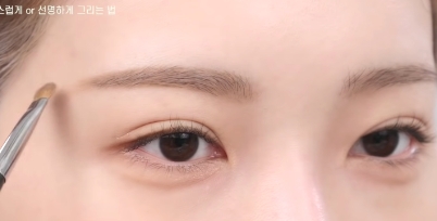 眉尾用刷具輕輕收尾就能營造出柔和的效果