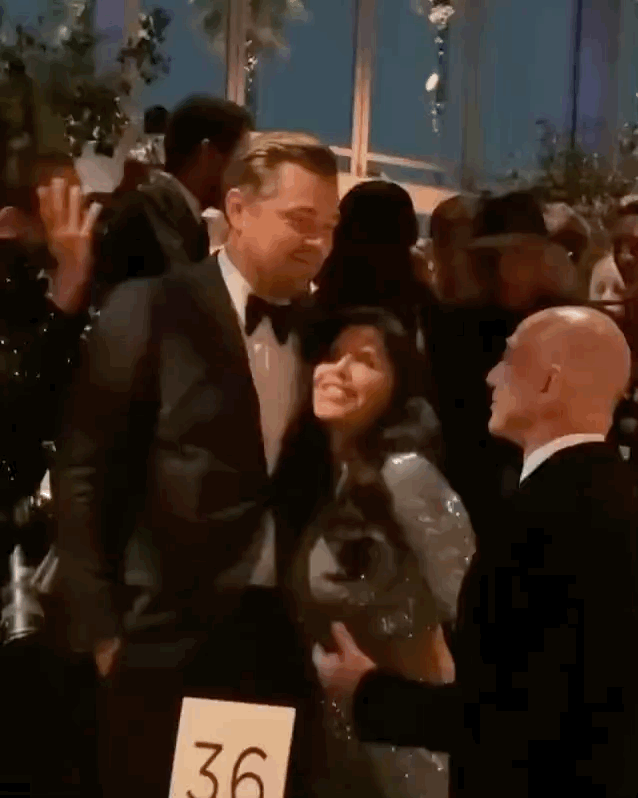 富豪女友秒黏李奧納多動圖