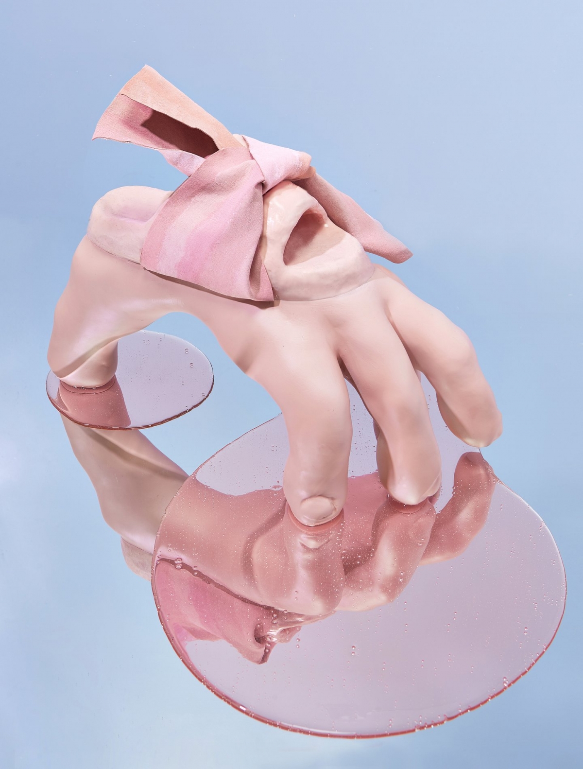 類似「巨大手掌」形狀的造型鞋履，成為潮流人士間的最新話題。