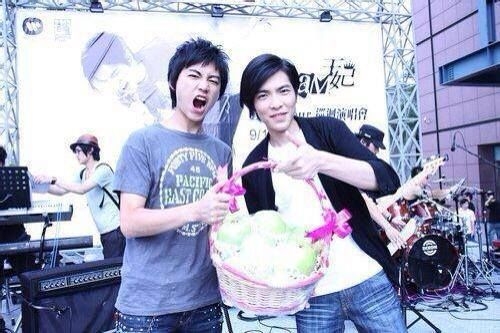 謝和弦、蕭敬騰曾同台表演。