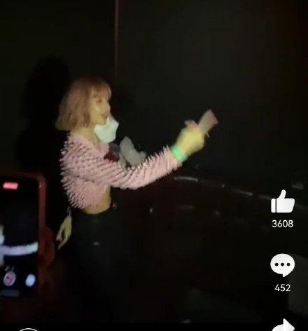 Lisa全程未配戴口罩引熱議