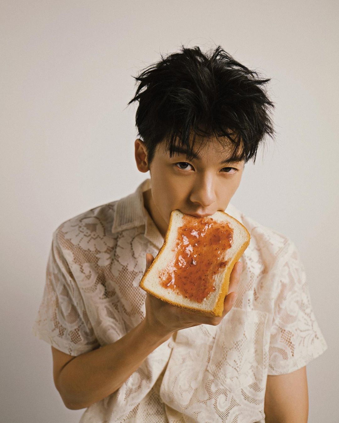 性感咬吐司畫面讓韓妞心動