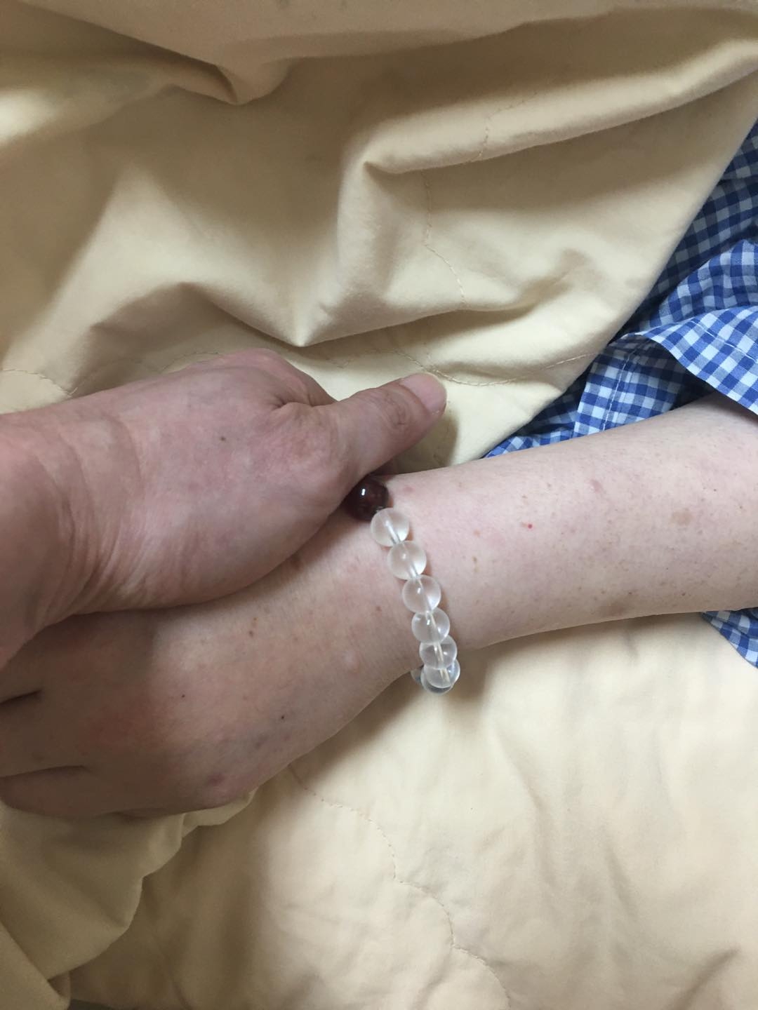 施易男送給離世粉絲隨身配戴的佛珠，盼淯婷解脫病痛後「去到更好的地方」