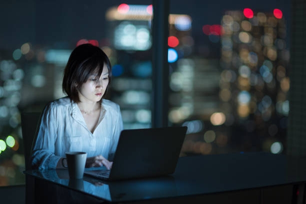 深夜還在用電腦處理緊急工作