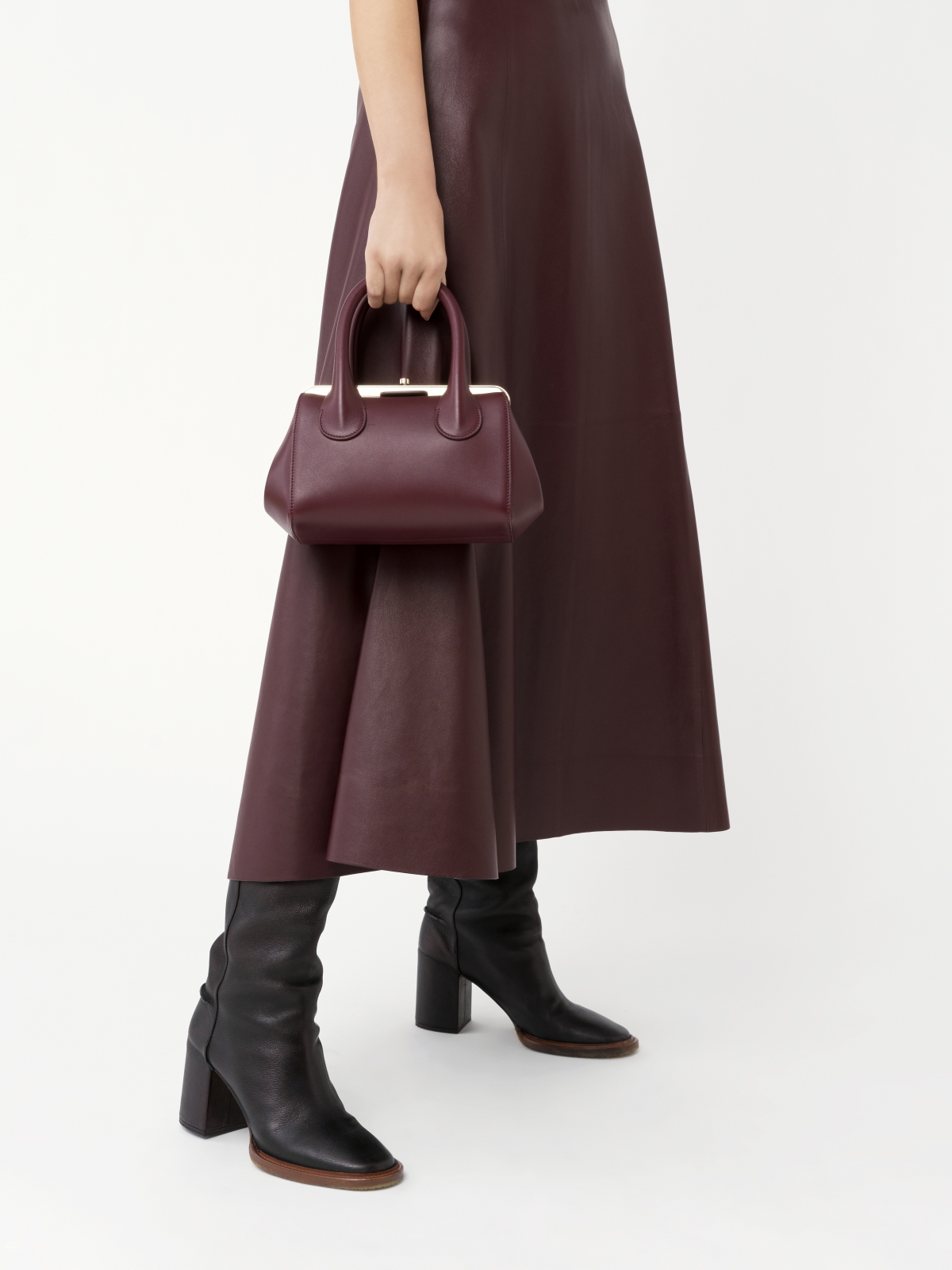 11. Chloé Joyce紫紅色小型肩背手提口金包,NT$78,600 (CHC21WS460F46601)