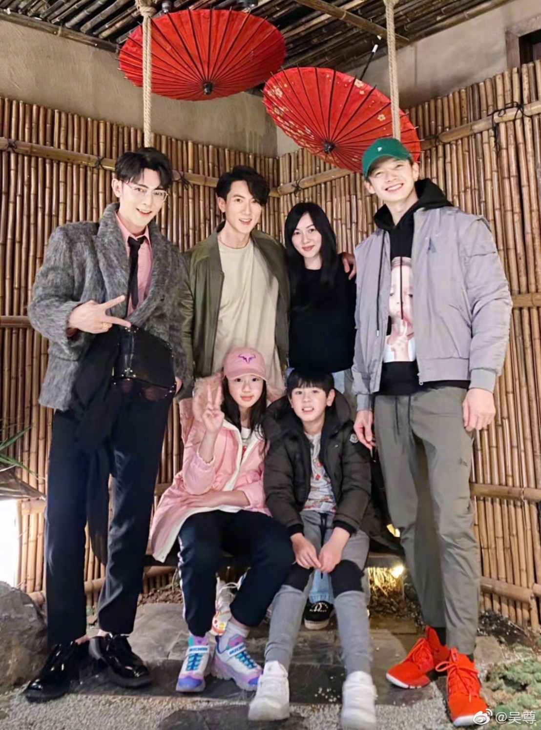 吳尊妻子林麗吟也難得在照片中一起合照。