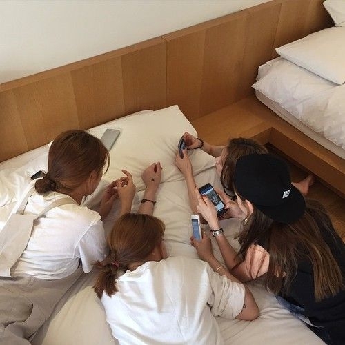 女孩時常因為滑SNS心情低落