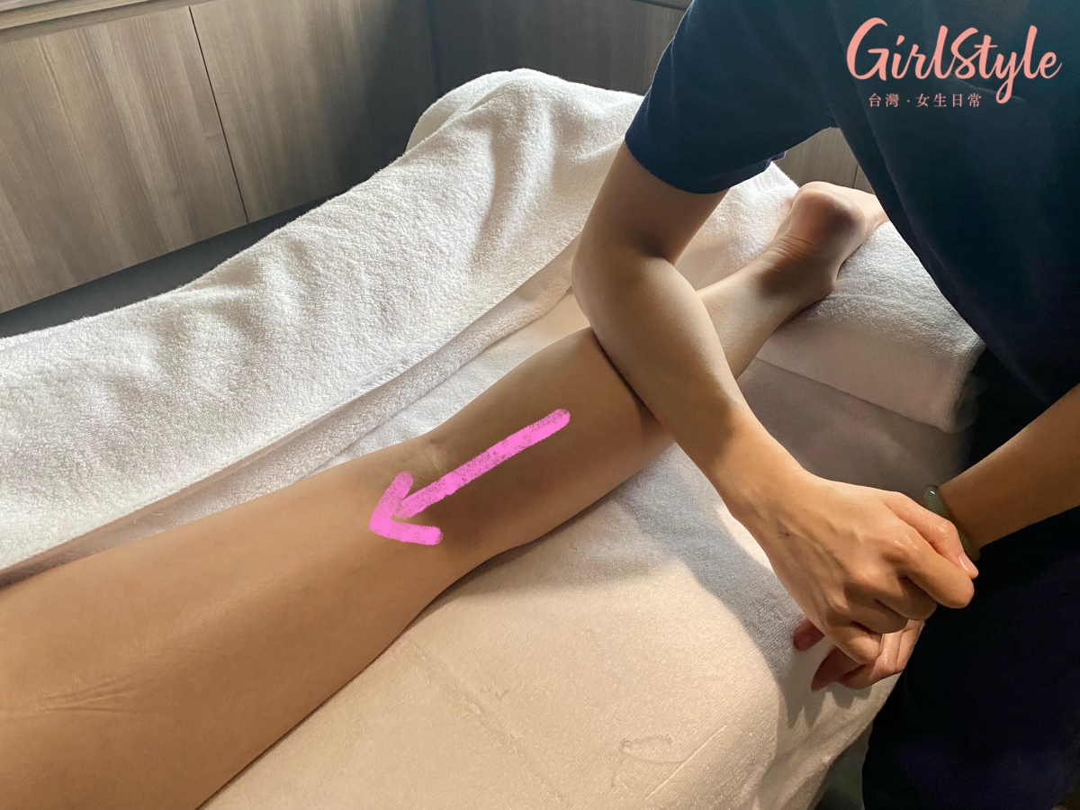 使用薑精油手往下滑推小腿