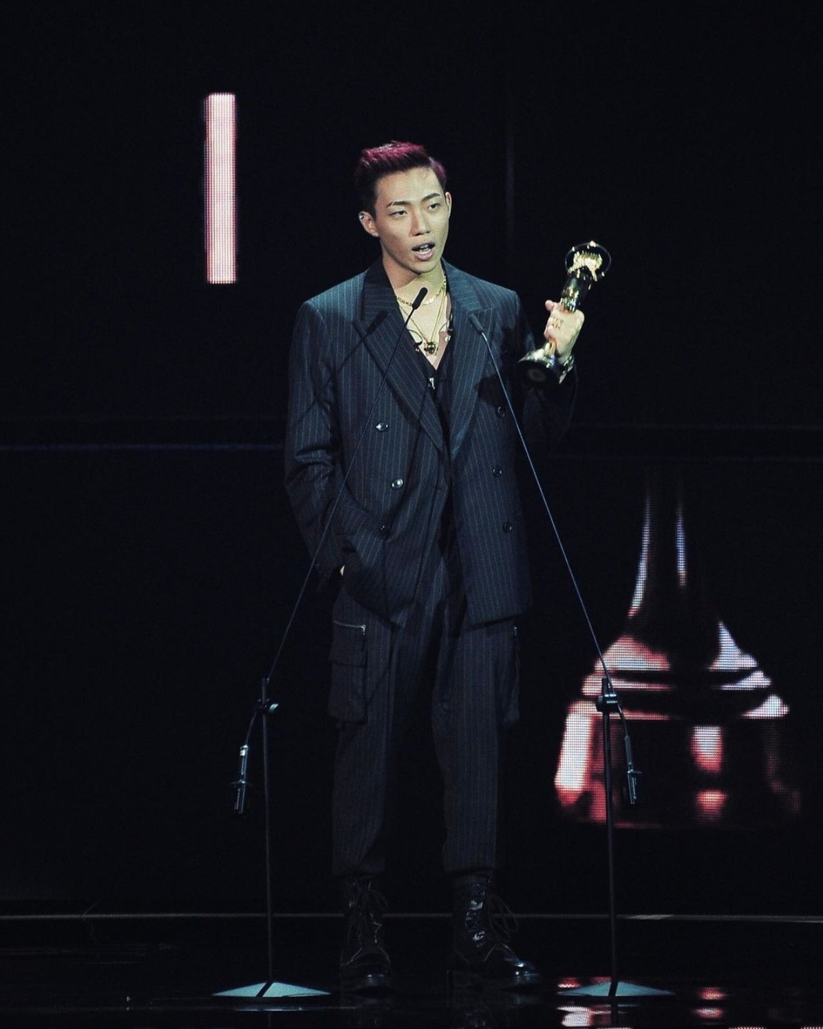 2019年，ØZI以首張個人專輯《ØZI: The Album》拿下《第30屆金曲獎》最佳新人獎