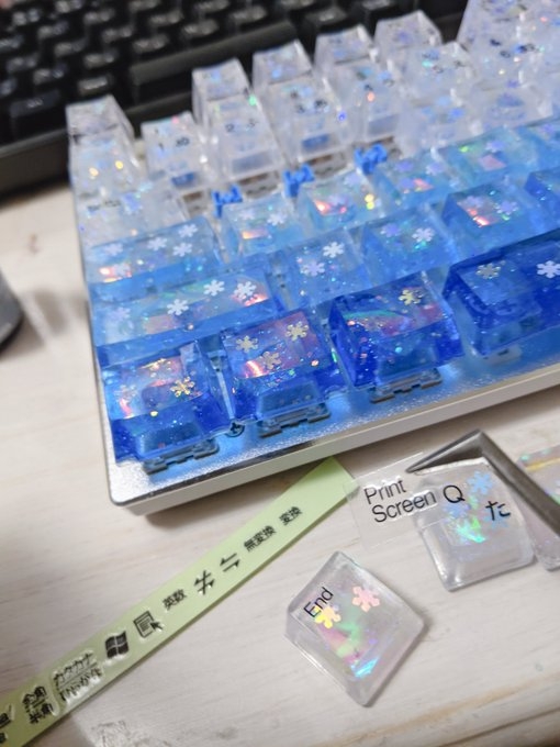 該名網友以雪花、藍色漸層為素材來點綴原本平凡無奇的鍵盤。
