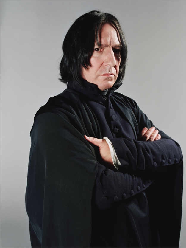 石內卜定裝照,永遠是那一身黑袍子
