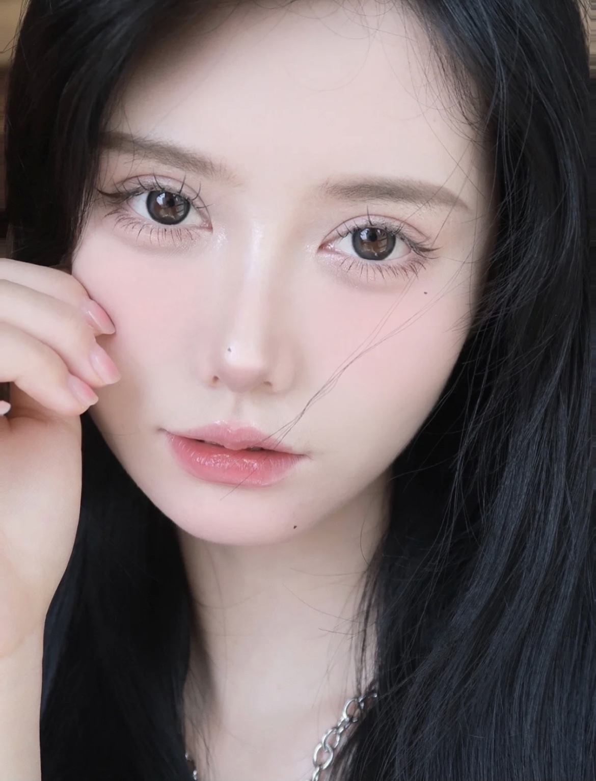 膚況較差的女孩,記得先用遮瑕產品把痘疤、黑眼圈等瑕疵部位先做重點遮瑕