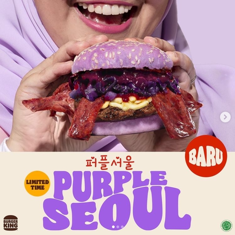 模特兒試吃紫色漢堡