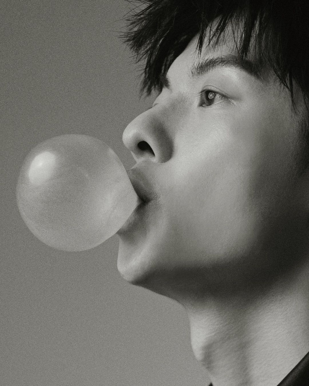 黑白拍攝下的許光漢散發另一種成熟感