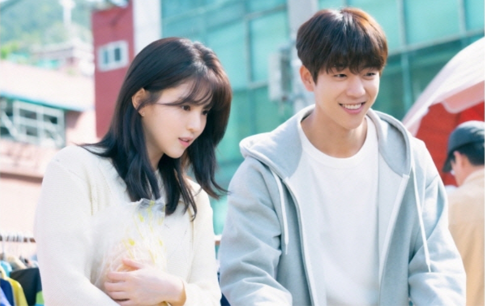 男女演員上演浪漫對手戲