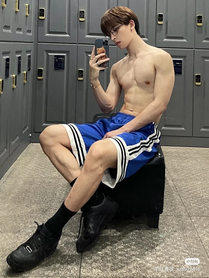 斯文系男子脫掉上衣還是有點肌肉