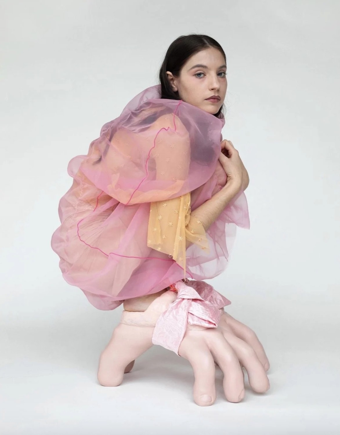 除了以人體為靈感，Beate Karlsson所創作的「魔爪鞋」也受到了許多討論