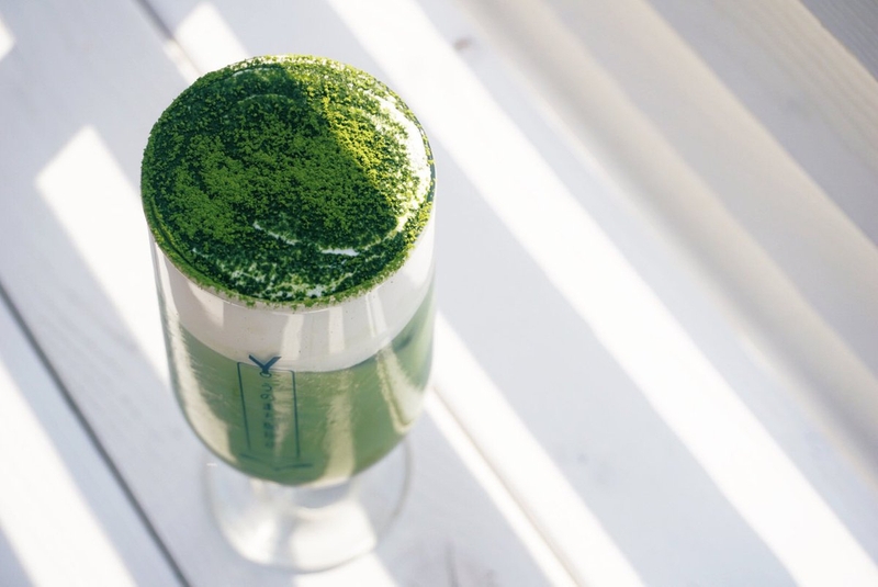 抹茶口味飲品，草綠色宛如新鮮草原