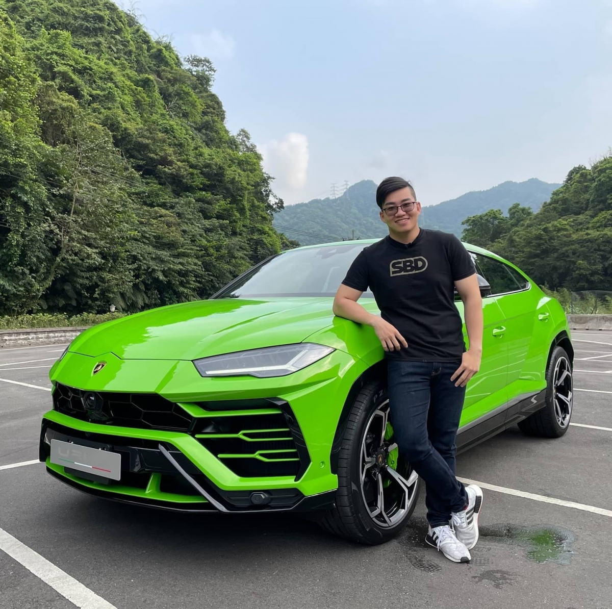 九妹與螢光綠愛車