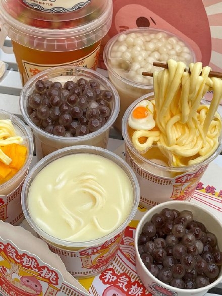 與普通版珍奶擺在一起的拉麵奶茶