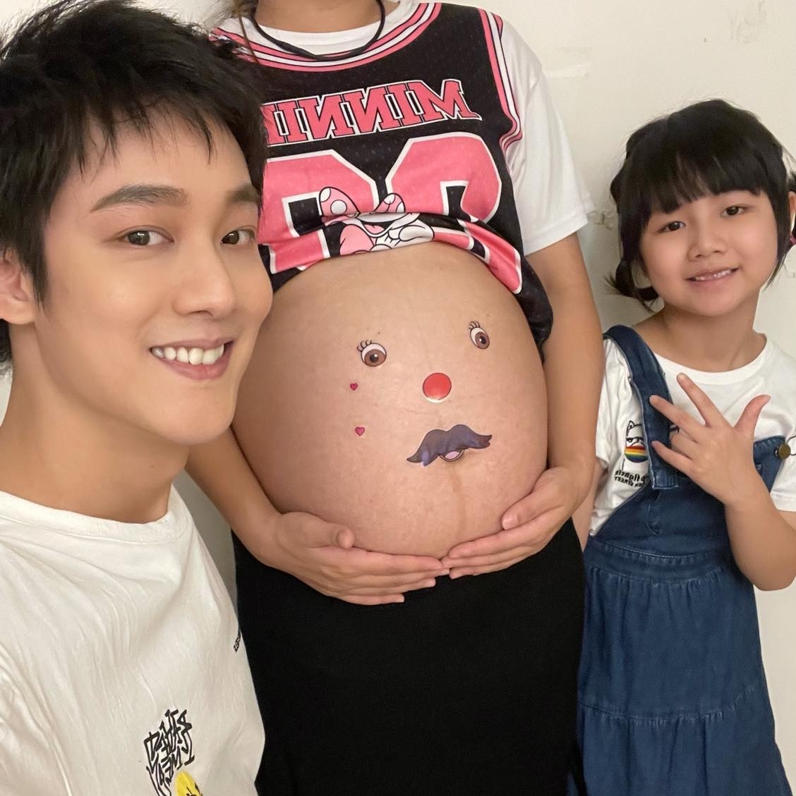 「那對夫妻」為了應景萬聖節，讓還還沒出生的兒子首次參加「變裝」