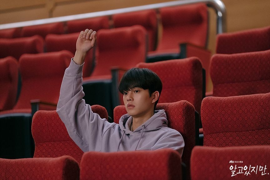 男生舉手想要發言