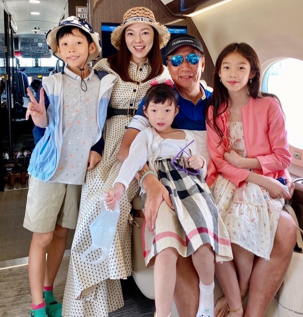 曾馨瑩與大女兒妞妞和小女兒QQ擔任「一日義工」