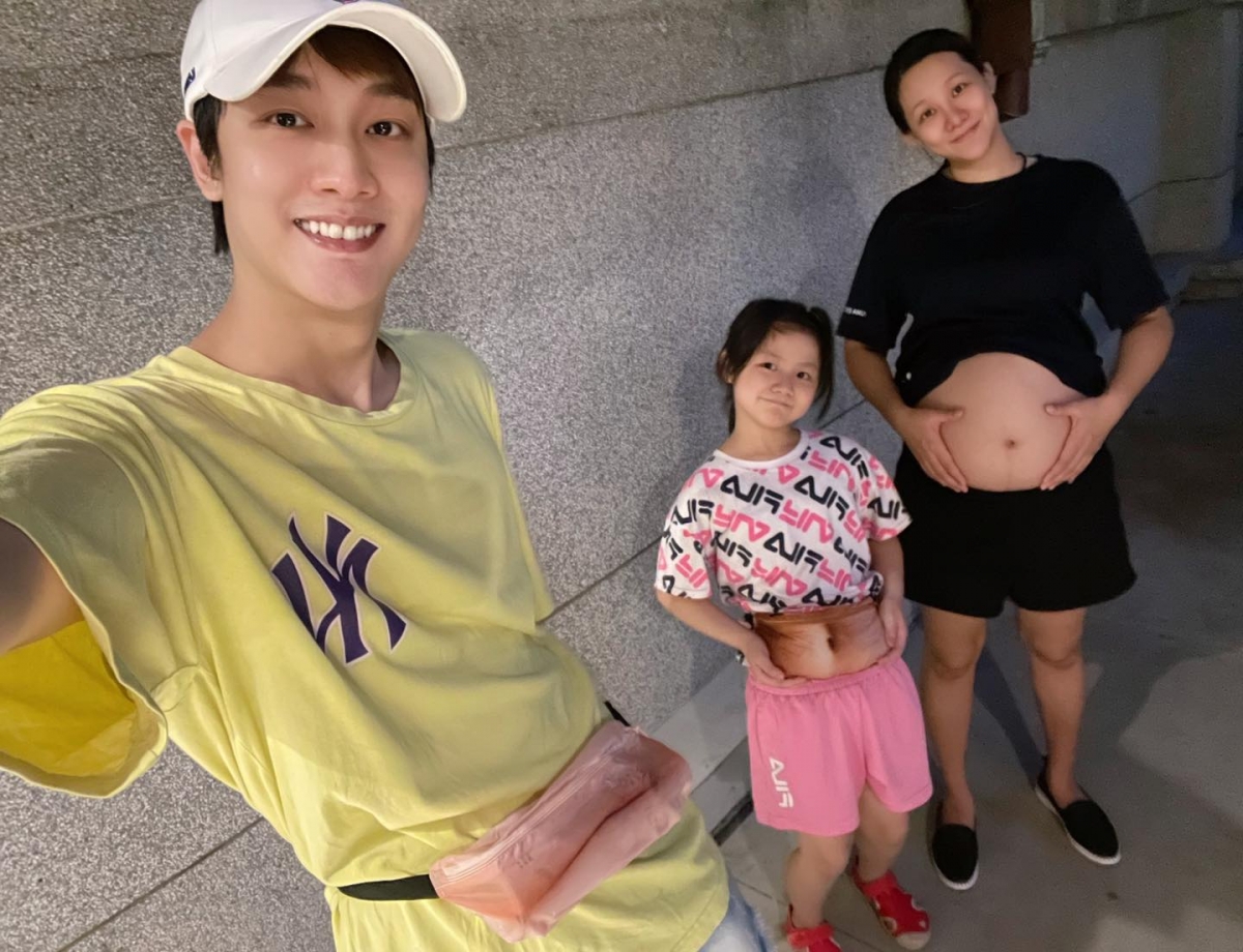 Kim感性表示：「老婆懷孕8個月嘍～～～肩上扛得再多，沒有妳扛著肚子來的不容易！」