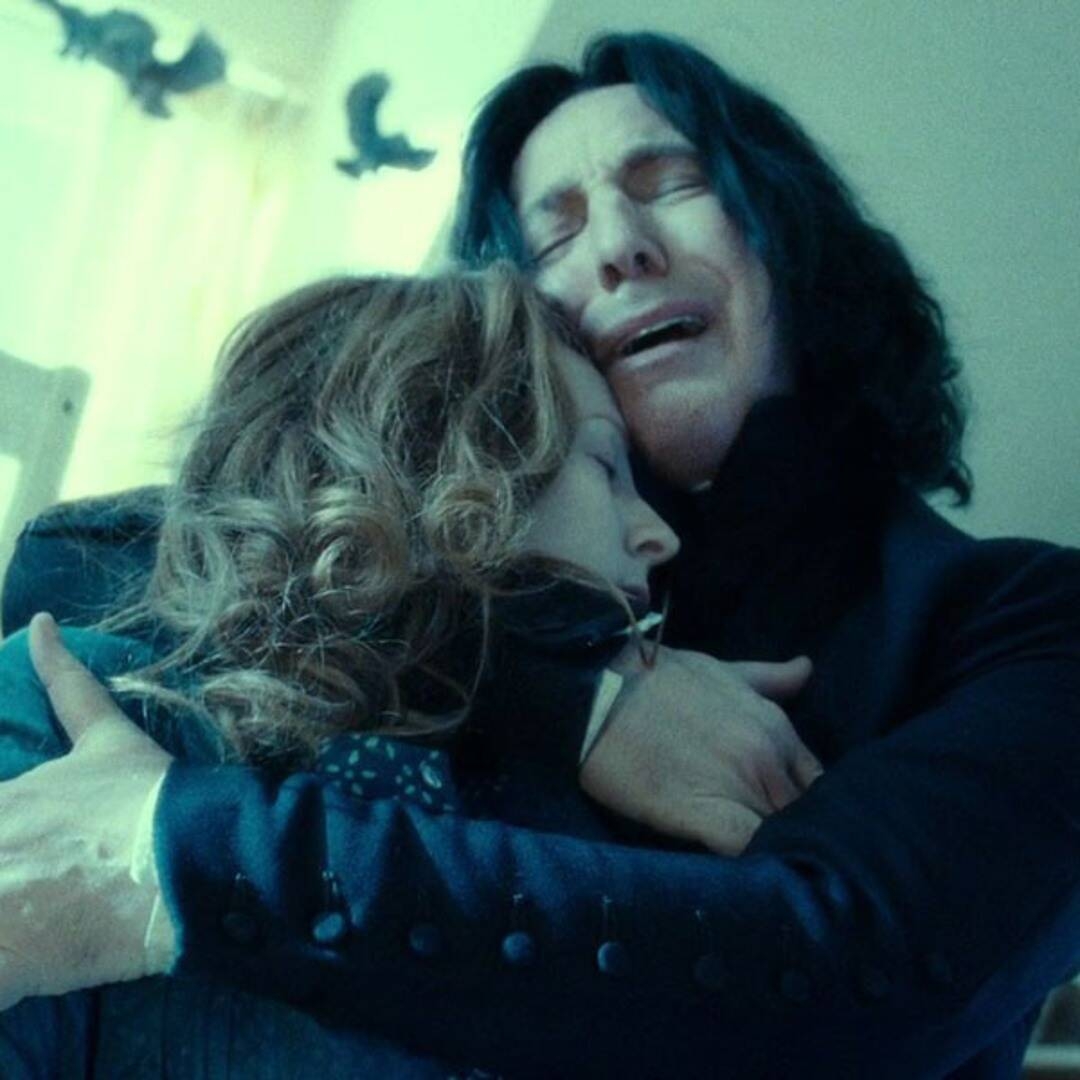 石內卜抱著心愛的哈利媽媽傷心流淚